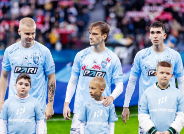 Нижегородские футболисты вышли на поле в футболках с вышитыми цветами в поддержку женщин, пострадавших от домашнего насилия